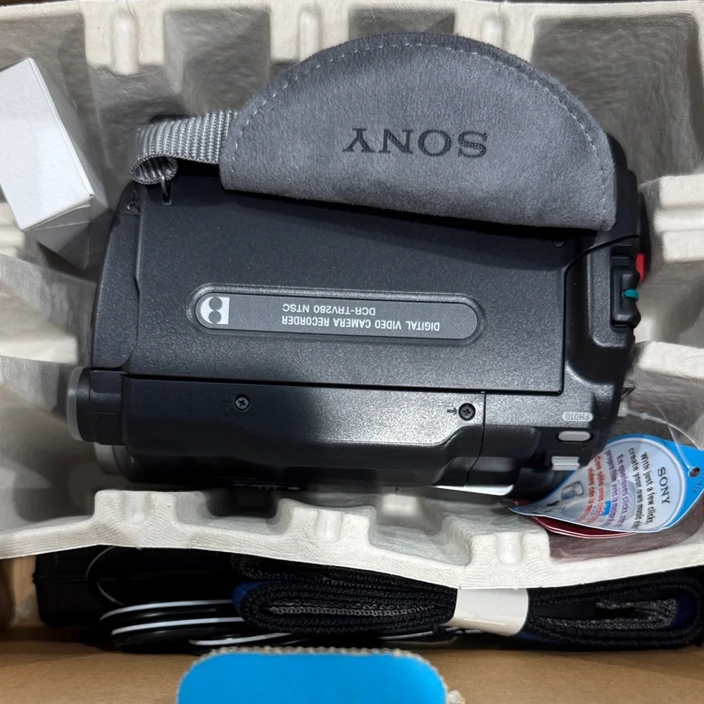 NWT Sony Handycam with Blue and Yellow Box Artwork digital 8 - Picture 4 of 11
